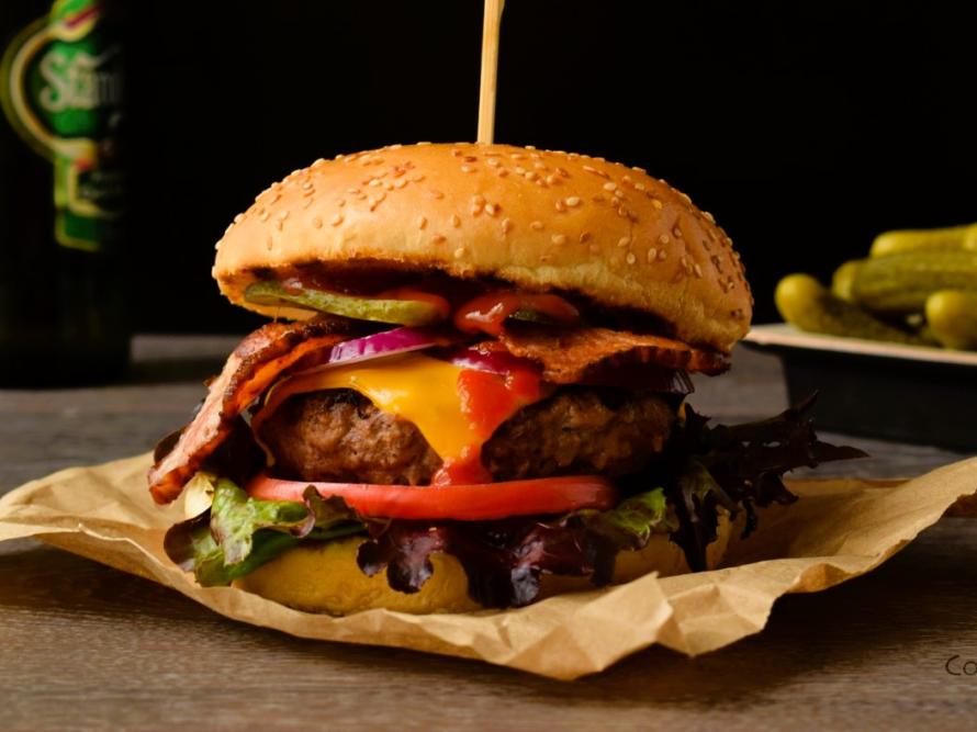 Телешки чийзбургер - 350 гр./ Beef cheeseburgeг